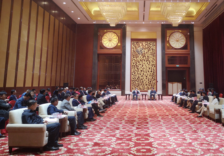 1556093922222110.jpg 江西省领导与考察团企业家座谈交流01.jpg