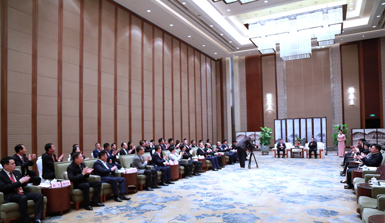 1556093935137816.jpg 江西省领导与考察团企业家座谈交流02.JPG