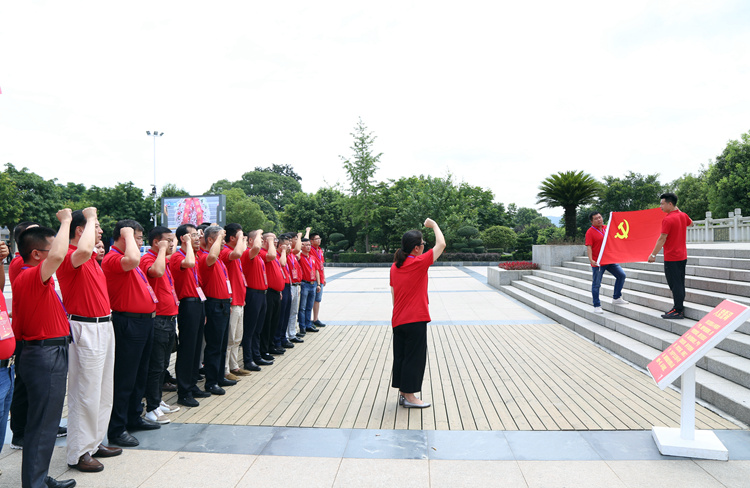 1565533468410243.jpg 在中央红军长征出发纪念碑前重温入党誓词.JPG