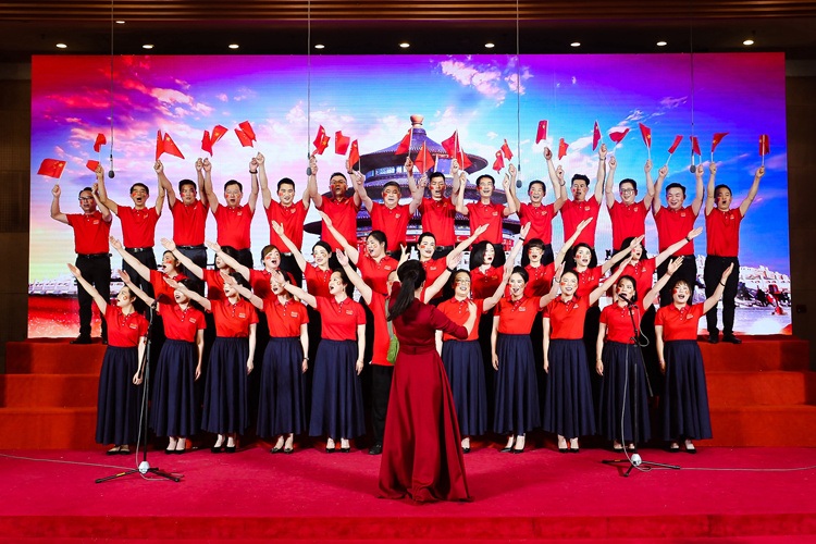 成员合唱《幸福中国一起走》.jpg